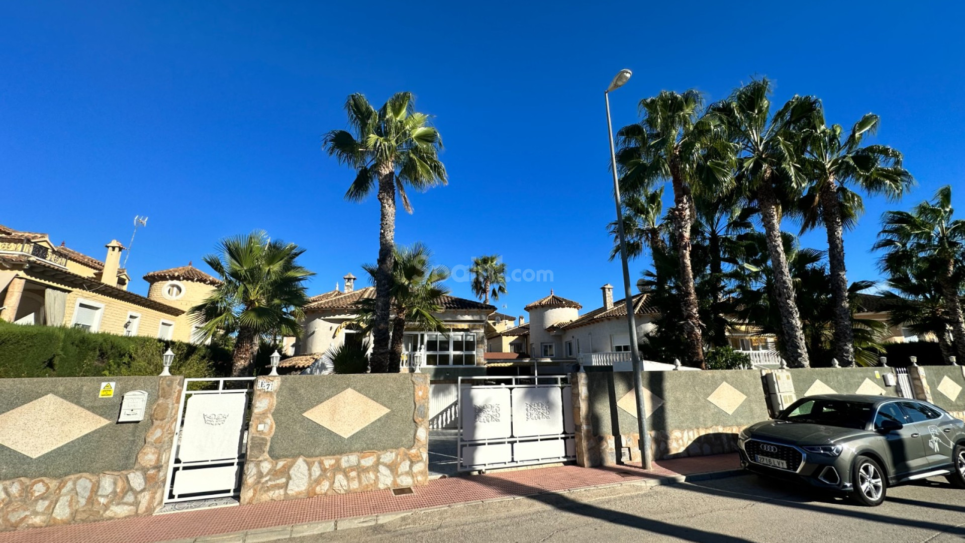 Bruktbolig - Villa -
ORIHUELA - Benferri
