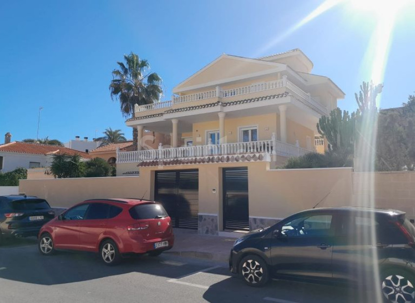 Bruktbolig - Villa -
Orihuela Costa - La Zenia