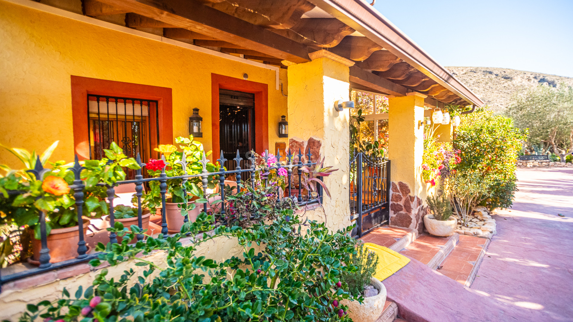 Resale - Commercial Property -
Hondón de las Nieves