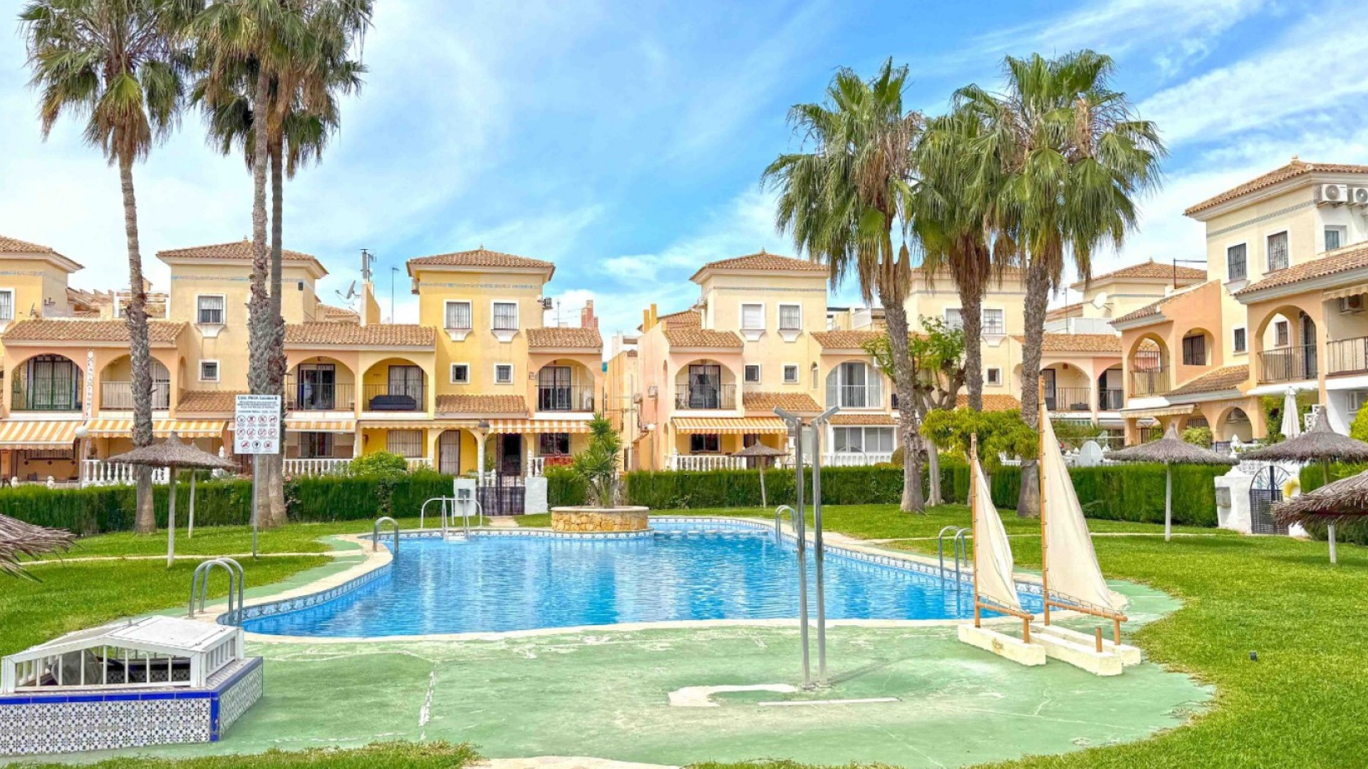 Resale - Radhus -
Orihuela Costa - Playa Flamenca