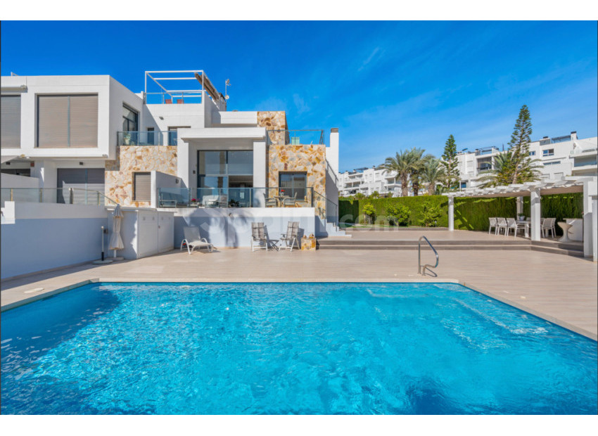 Resale - Radhus -
Punta Prima