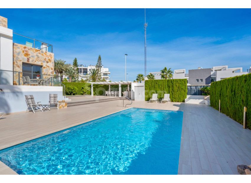 Resale - Radhus -
Punta Prima