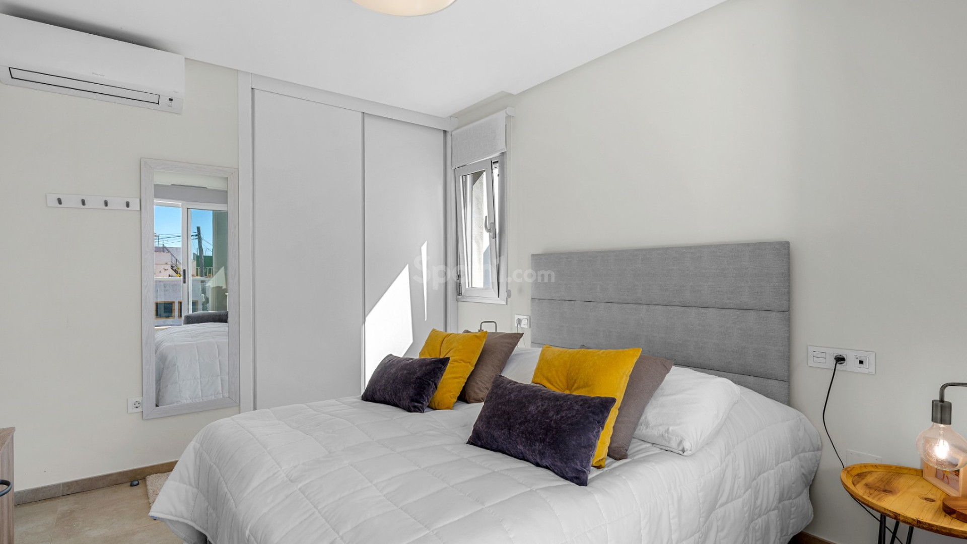 Resale - Townhouse -
La Florida