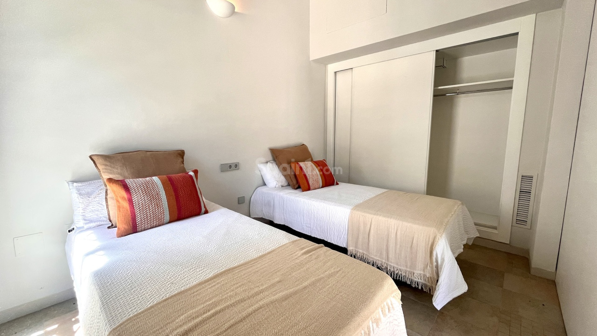 Resale - Townhouse -
Sucina