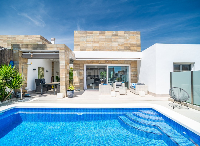Resale - Villa -
ALGORFA - La Finca Golf