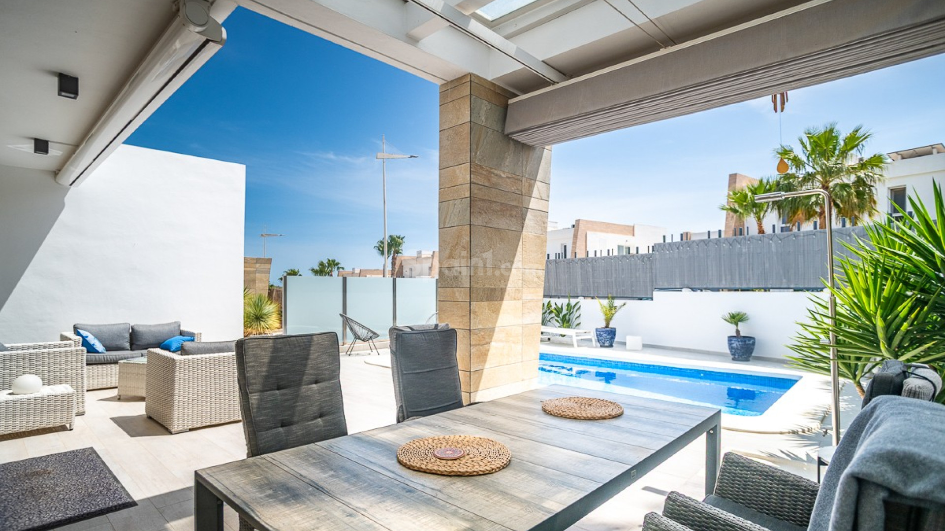 Resale - Villa -
ALGORFA - La Finca Golf