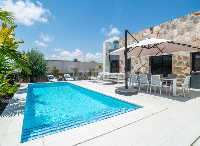 Resale - Villa -
ALGORFA - La Finca Golf