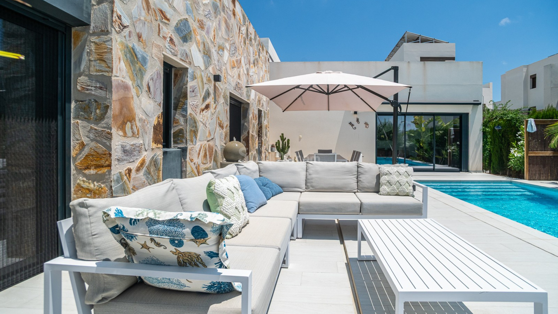 Resale - Villa -
ALGORFA - La Finca Golf