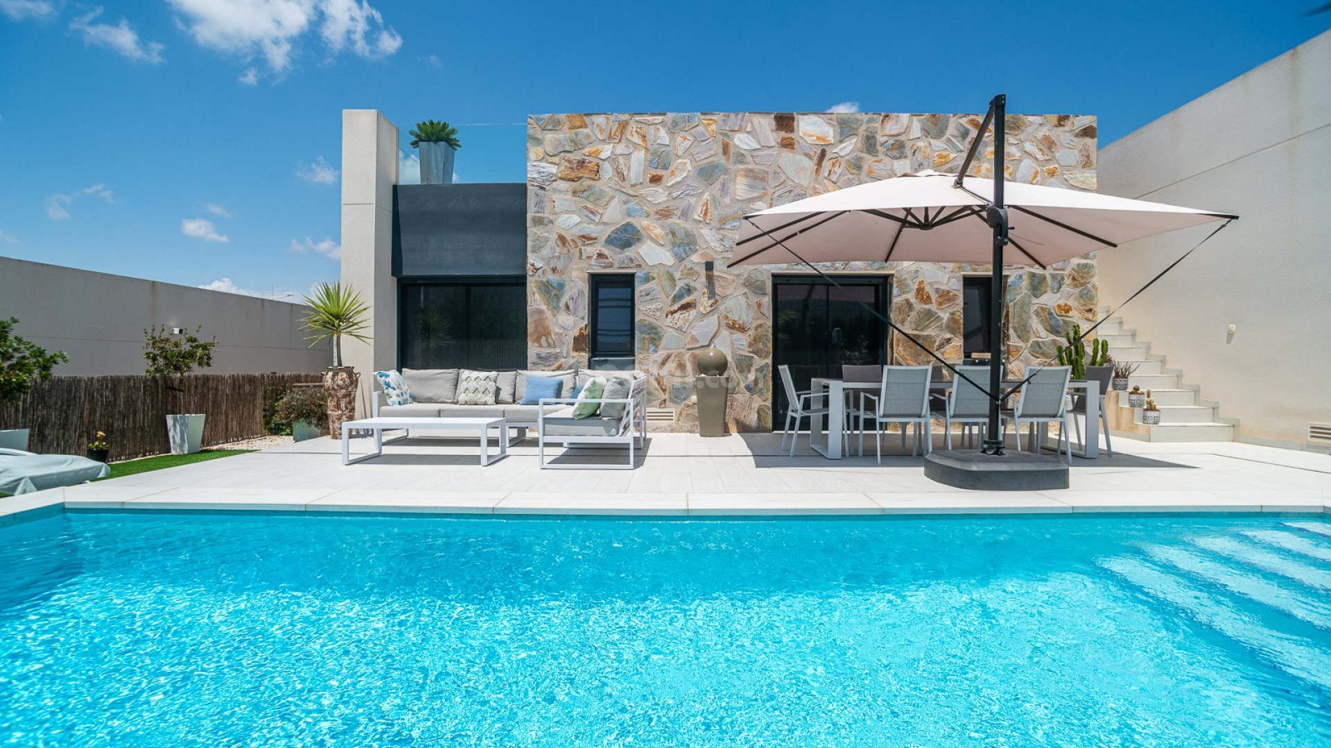 Resale - Villa -
ALGORFA - La Finca Golf