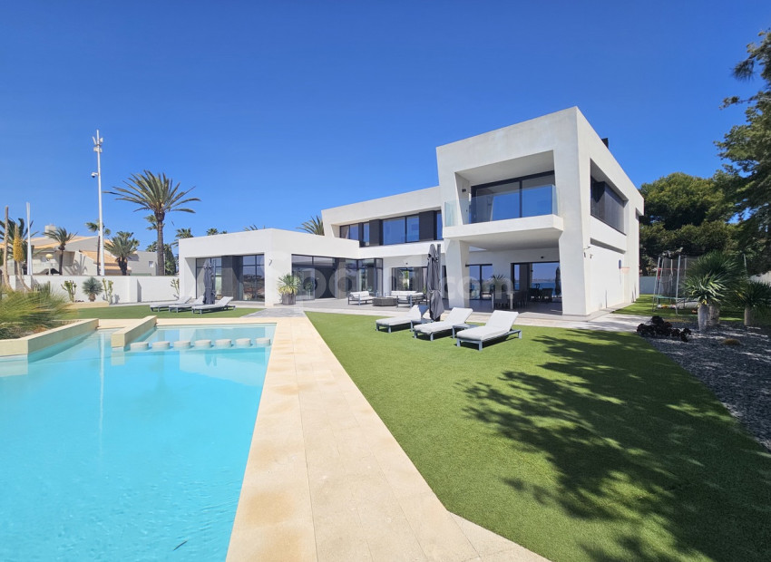 Resale - Villa -
Cabo Roig