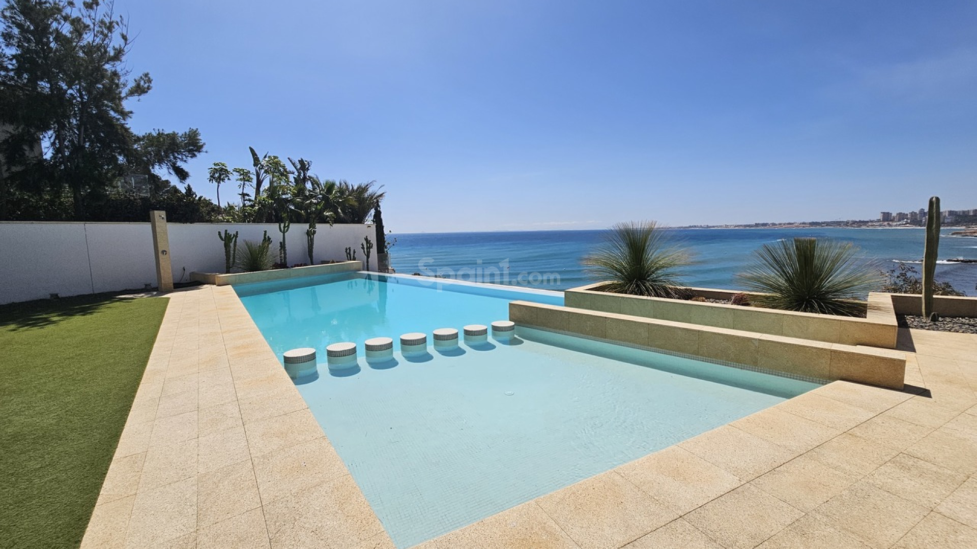 Resale - Villa -
Cabo Roig