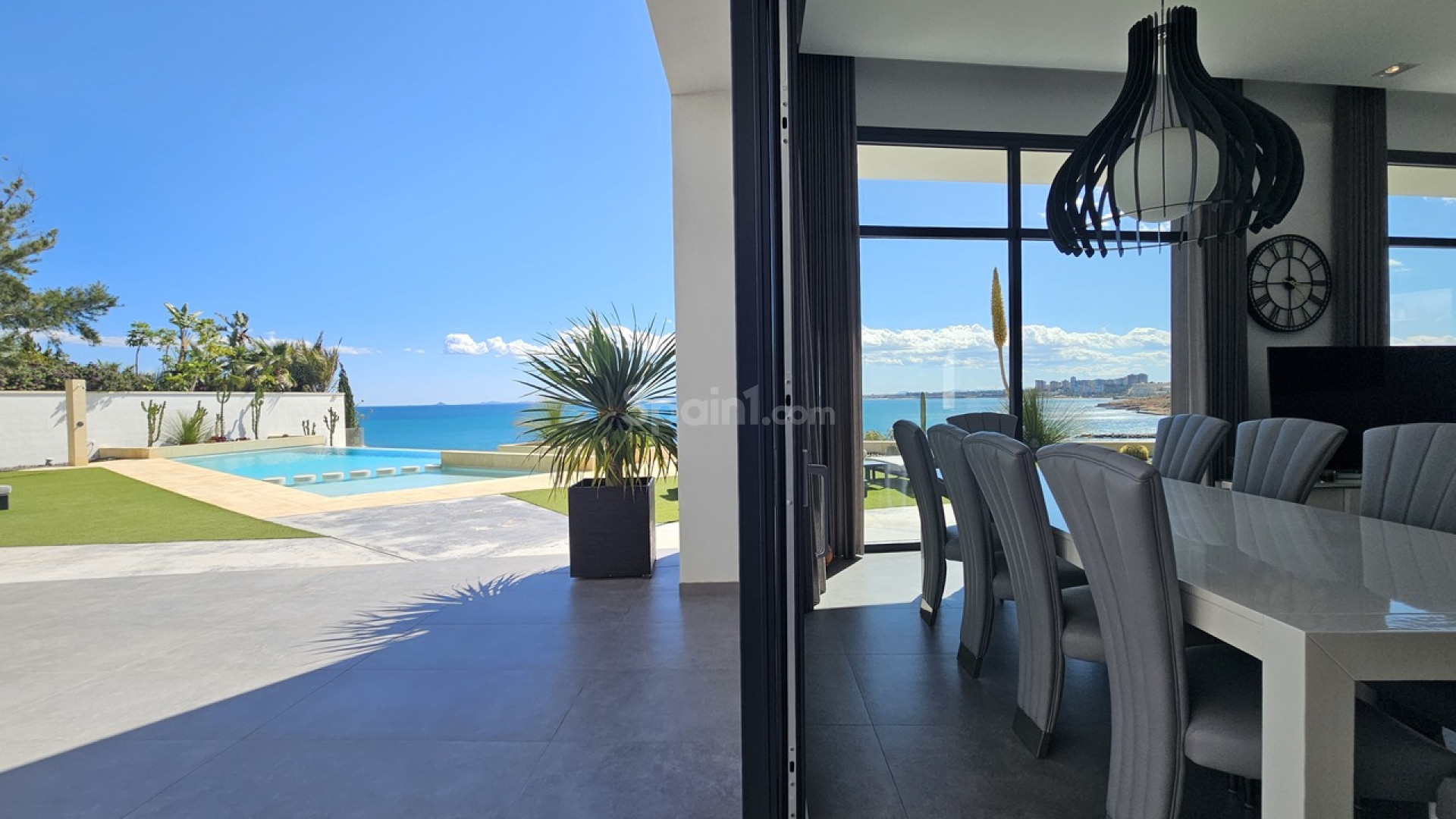 Resale - Villa -
Cabo Roig