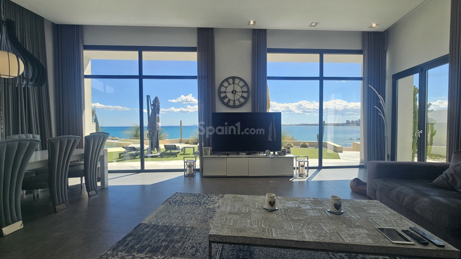 Resale - Villa -
Cabo Roig