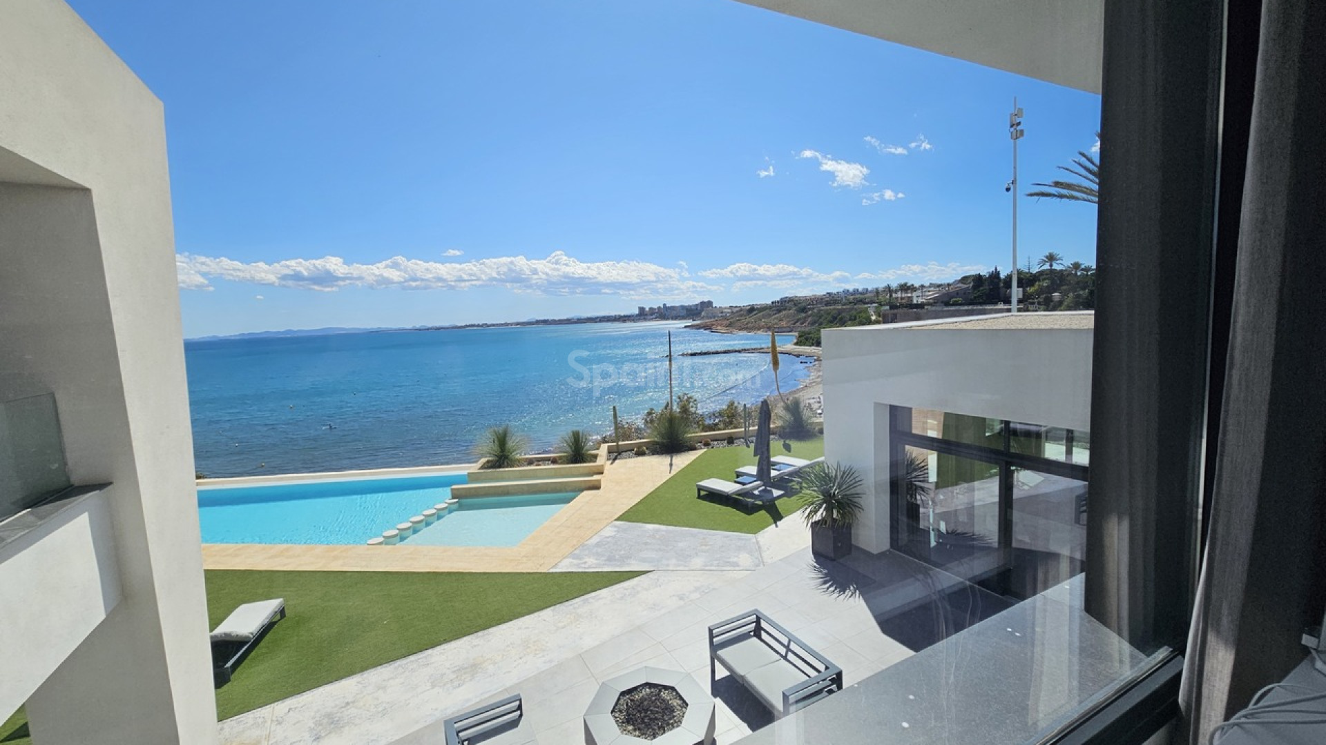 Resale - Villa -
Cabo Roig