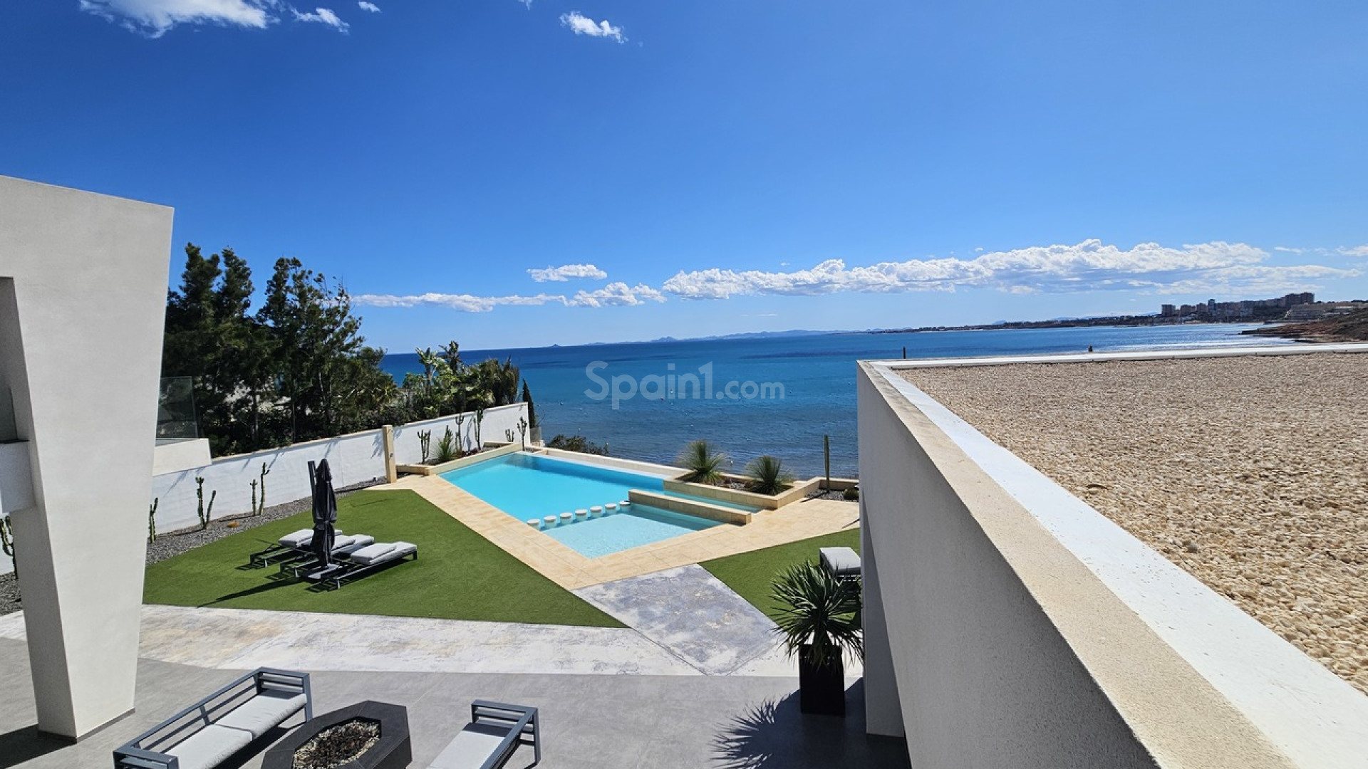 Resale - Villa -
Cabo Roig