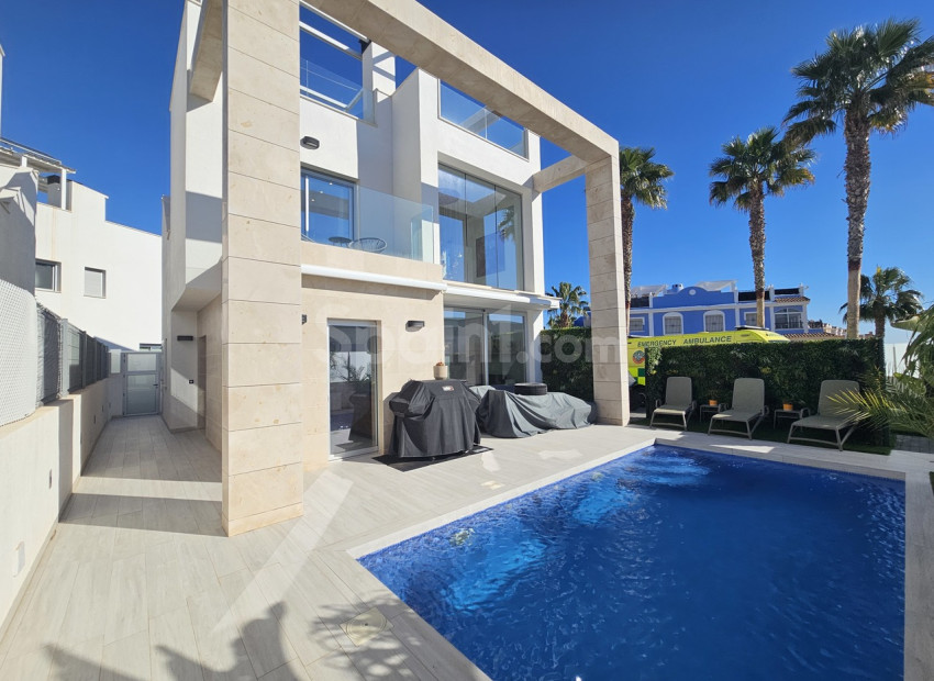Resale - Villa -
Cabo Roig