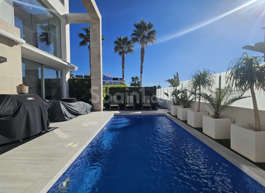 Resale - Villa -
Cabo Roig