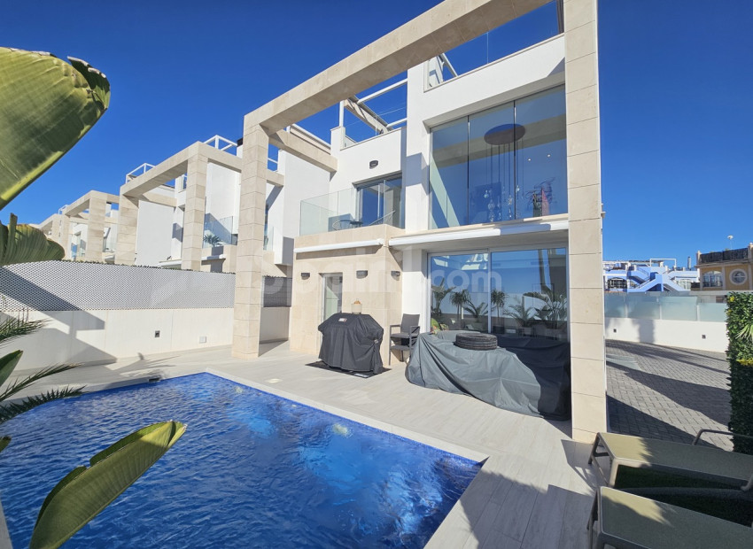 Resale - Villa -
Cabo Roig