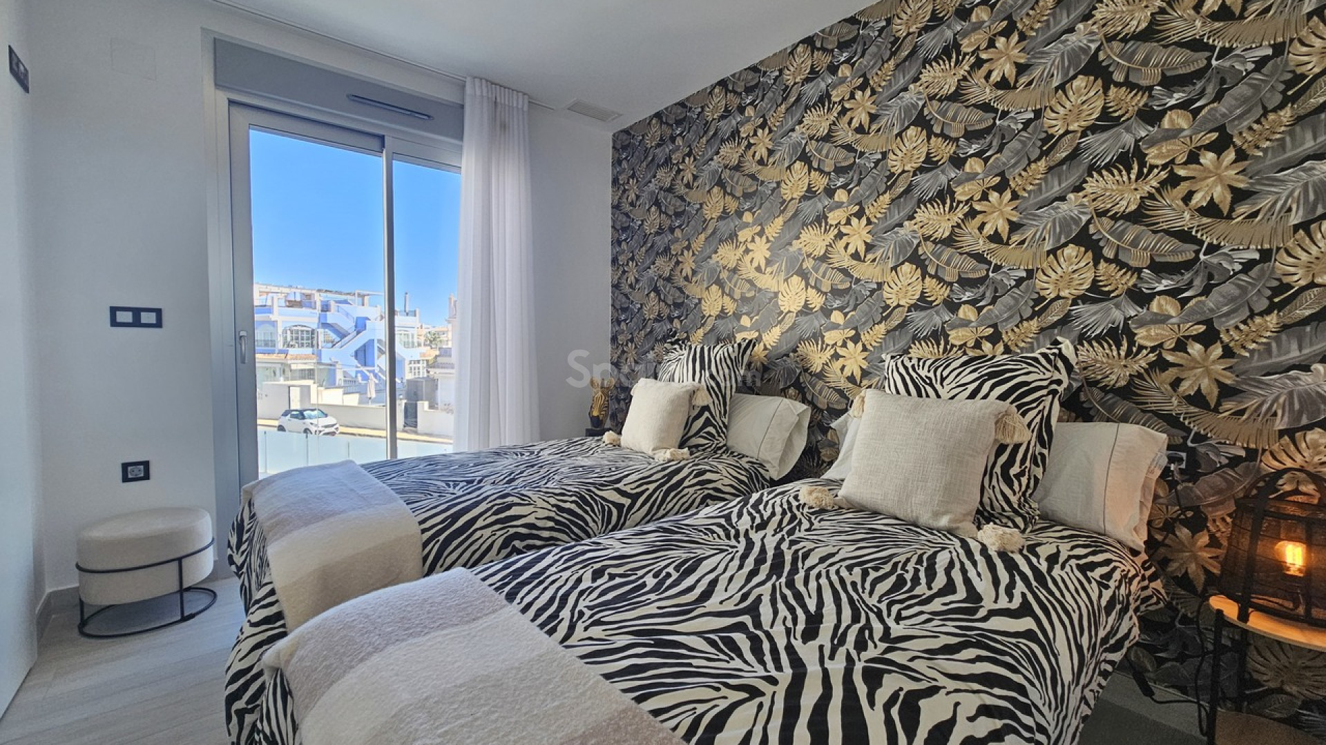 Resale - Villa -
Cabo Roig