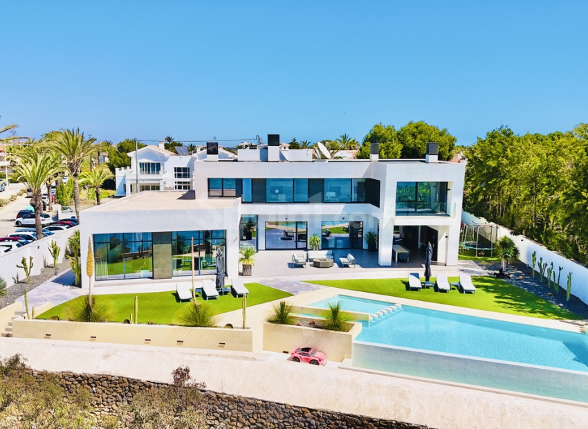 Resale - Villa -
Cabo Roig