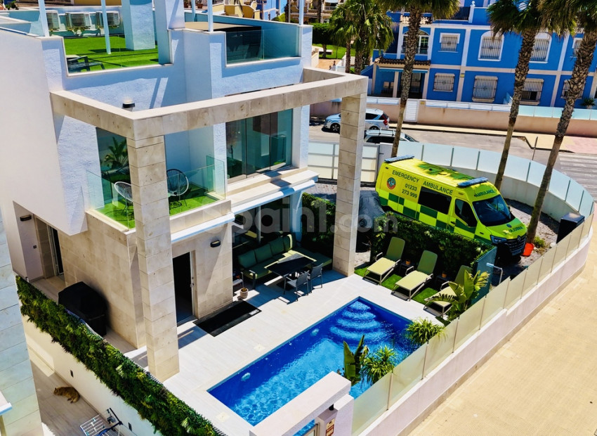 Resale - Villa -
Cabo Roig
