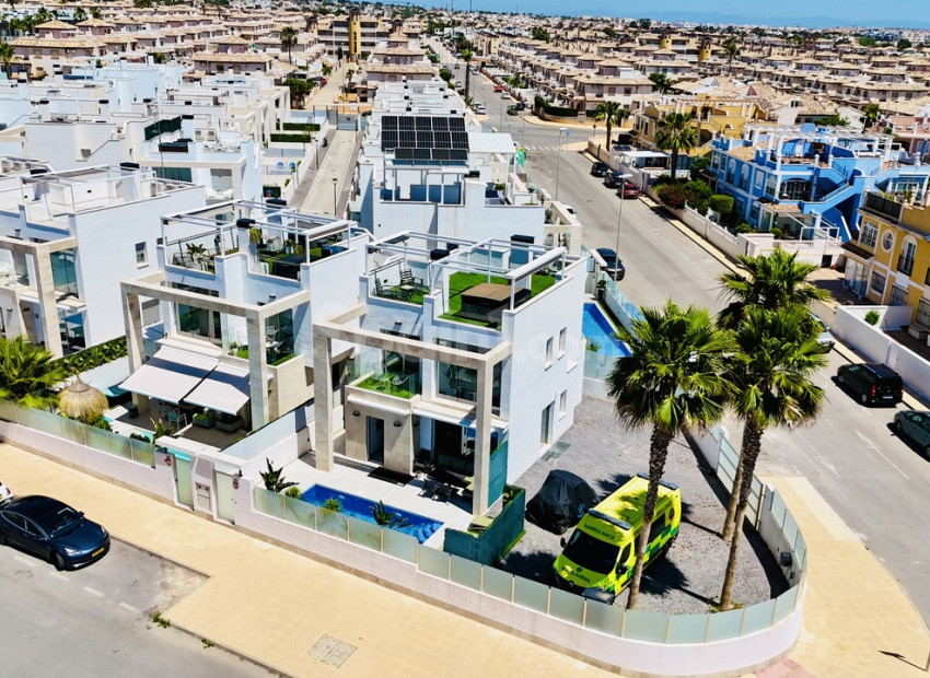 Resale - Villa -
Cabo Roig