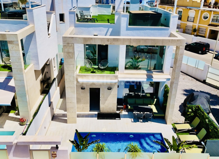 Resale - Villa -
Cabo Roig