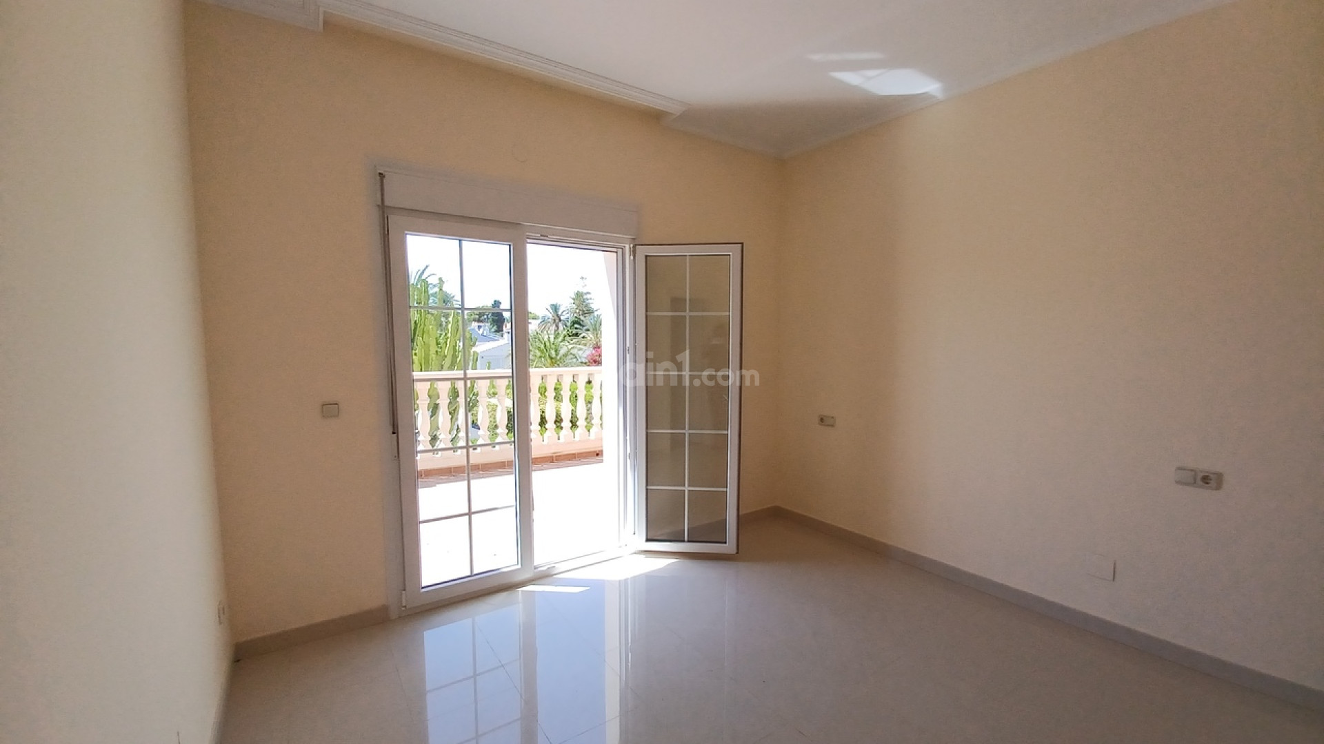 Resale - Villa -
Cabo Roig