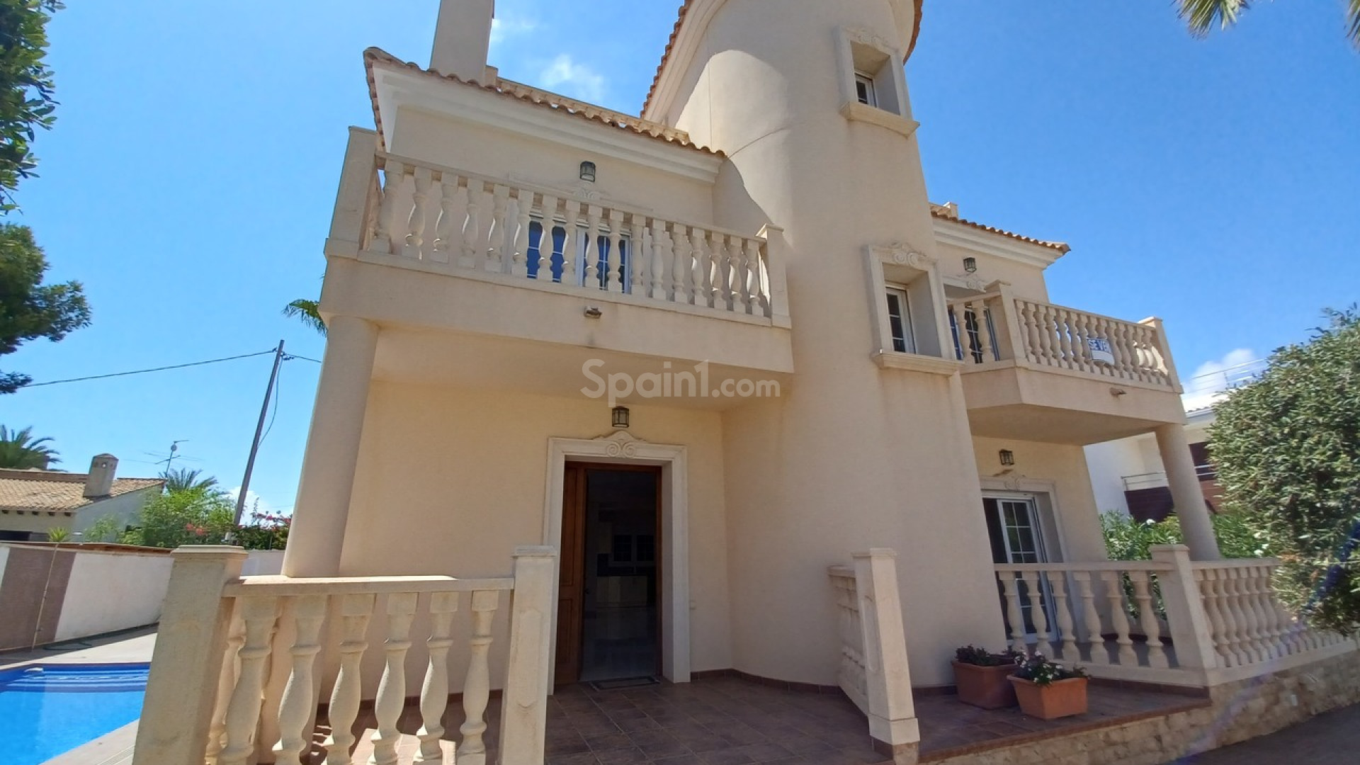 Resale - Villa -
Cabo Roig