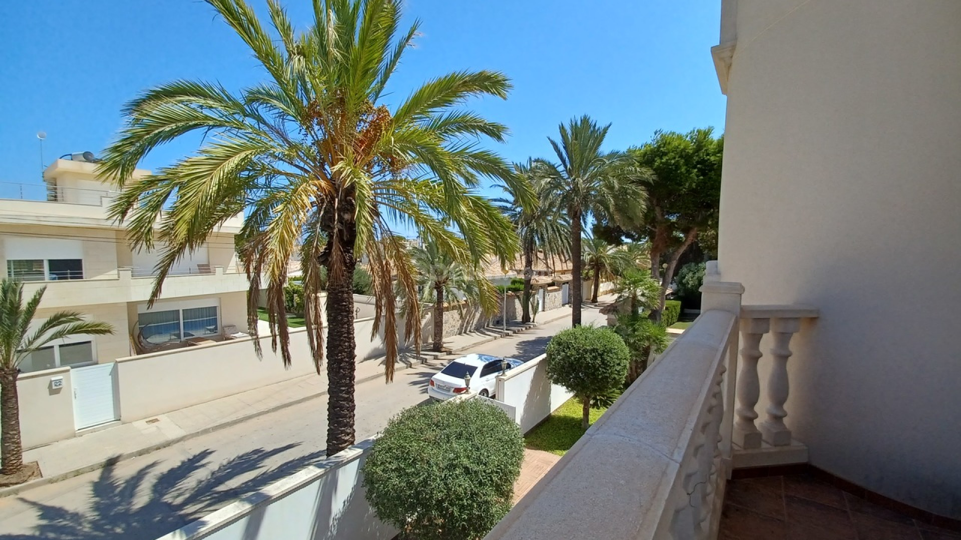 Resale - Villa -
Cabo Roig