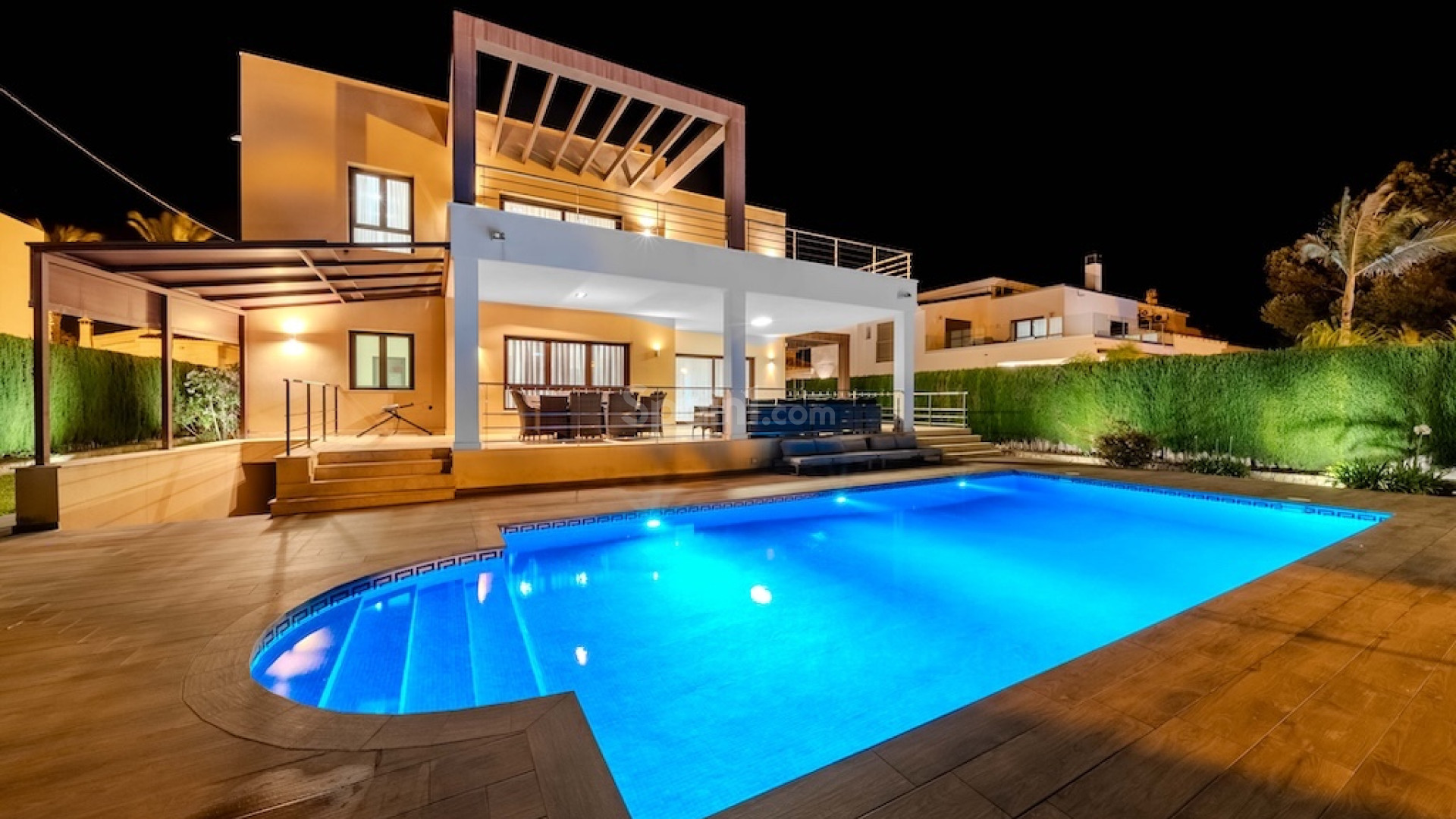 Resale - Villa -
Cabo Roig