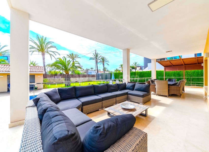 Resale - Villa -
Cabo Roig