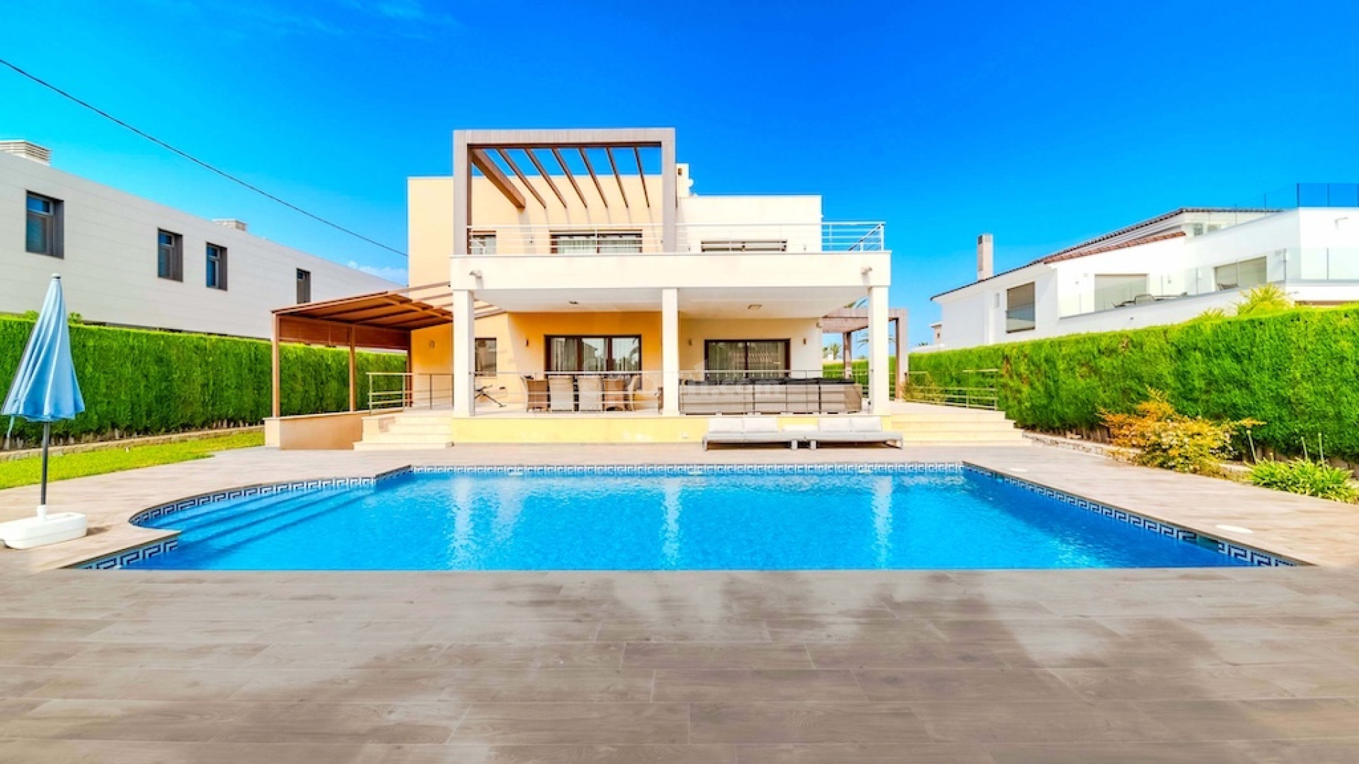 Resale - Villa -
Cabo Roig