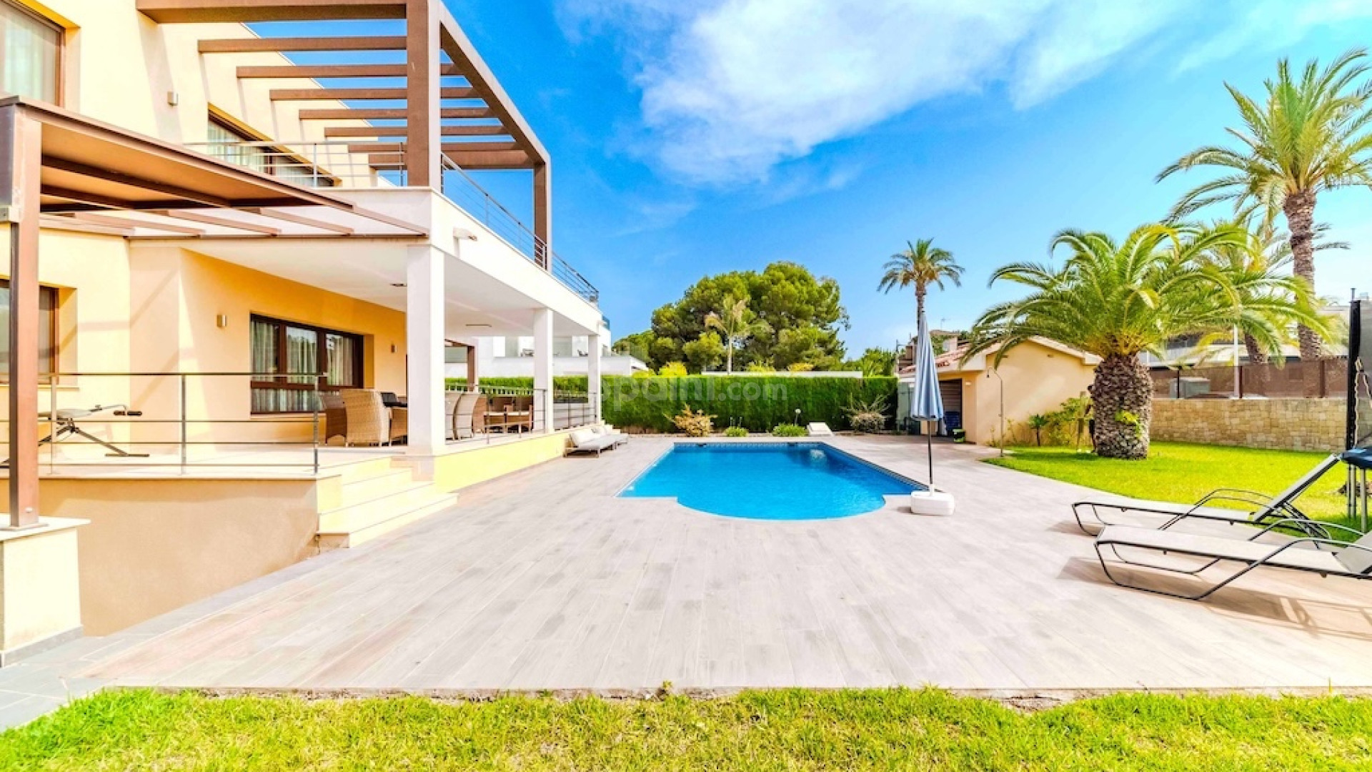 Resale - Villa -
Cabo Roig