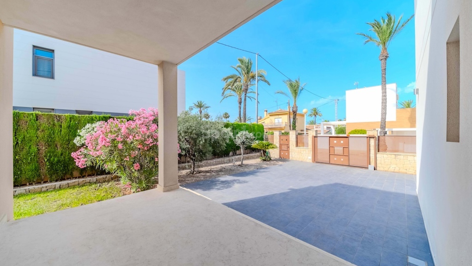Resale - Villa -
Cabo Roig