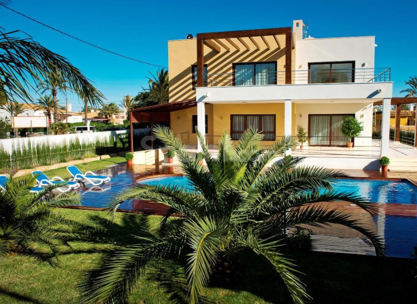 Resale - Villa -
Cabo Roig