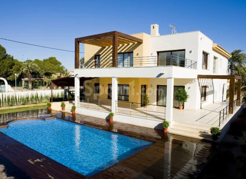Resale - Villa -
Cabo Roig