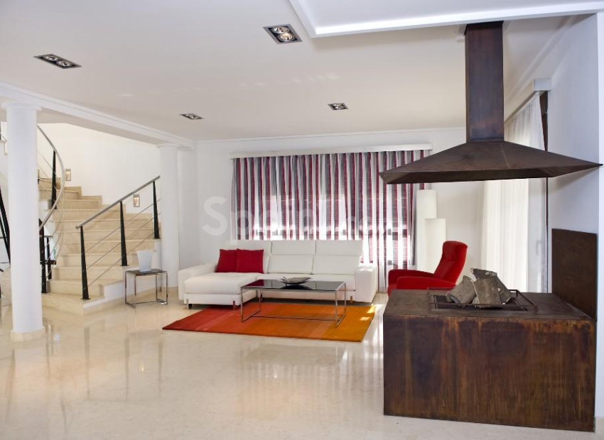 Resale - Villa -
Cabo Roig