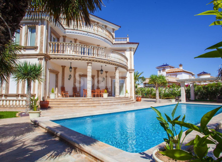 Resale - Villa -
Cabo Roig