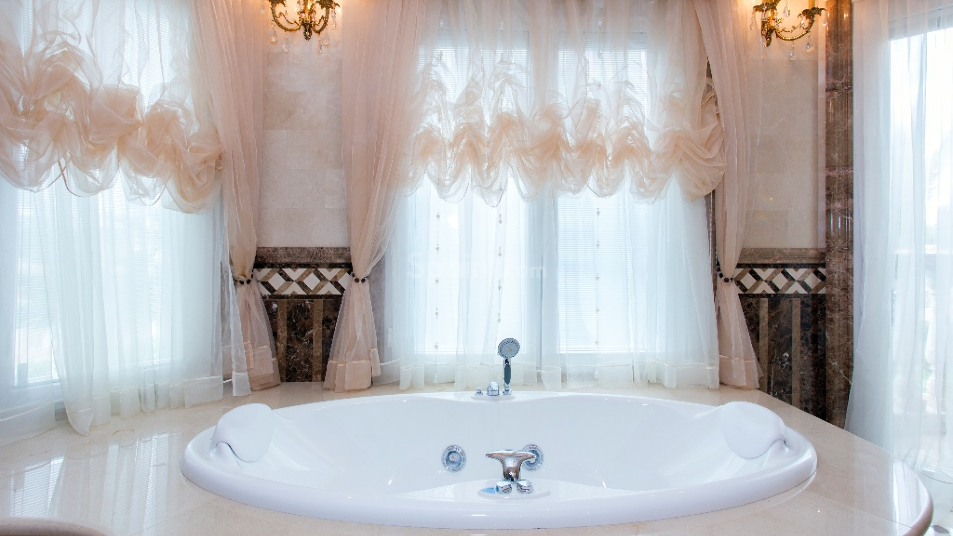 Resale - Villa -
Cabo Roig