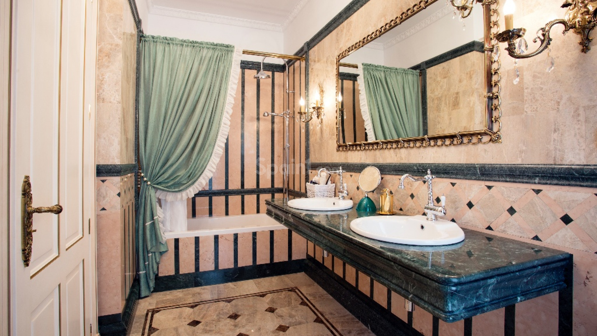 Resale - Villa -
Cabo Roig