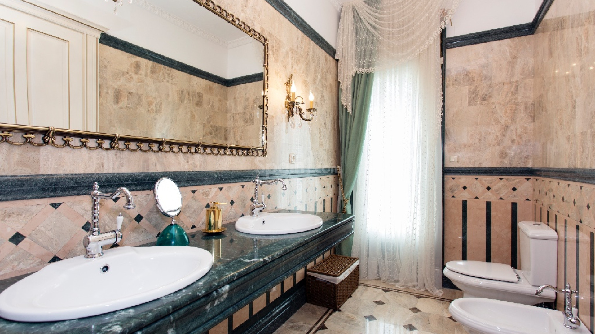 Resale - Villa -
Cabo Roig