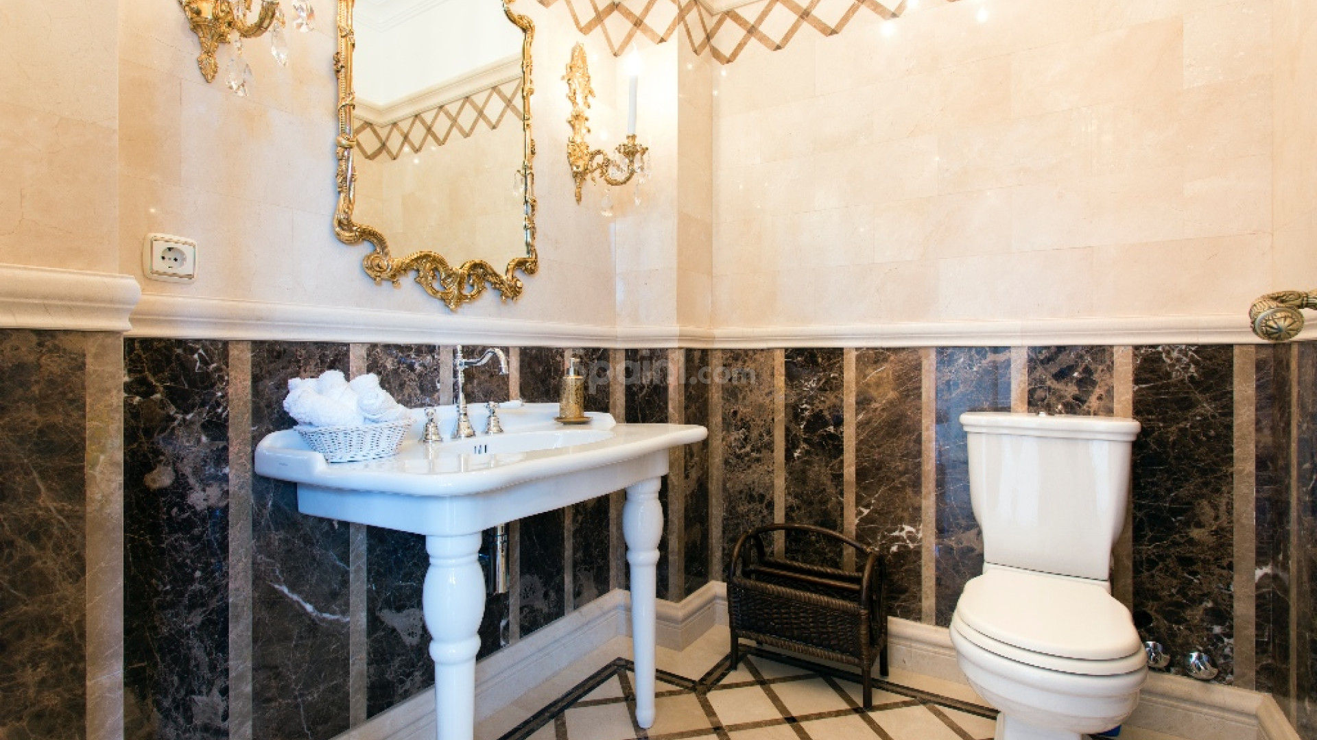 Resale - Villa -
Cabo Roig