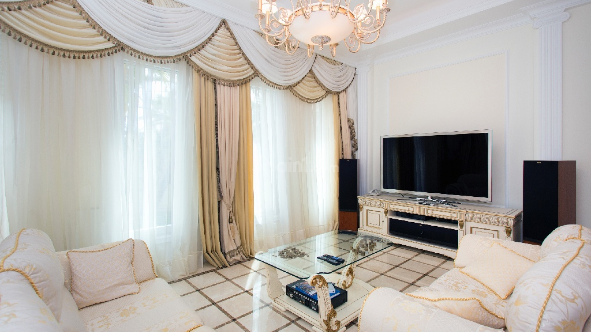 Resale - Villa -
Cabo Roig