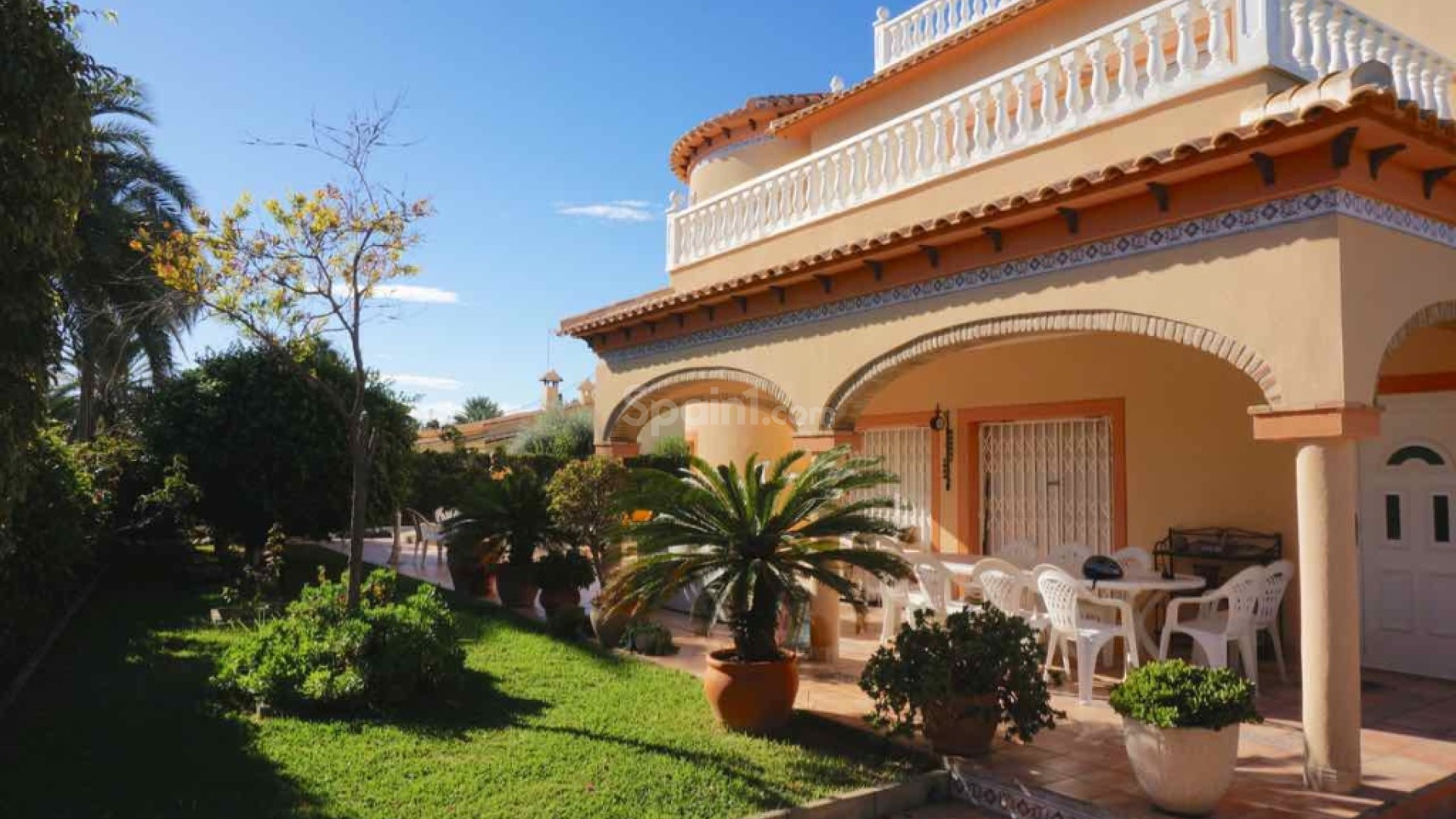 Resale - Villa -
Cabo Roig