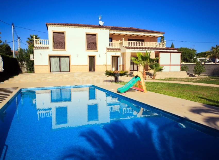 Resale - Villa -
Cabo Roig