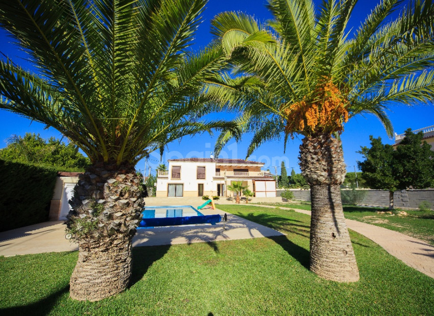 Resale - Villa -
Cabo Roig