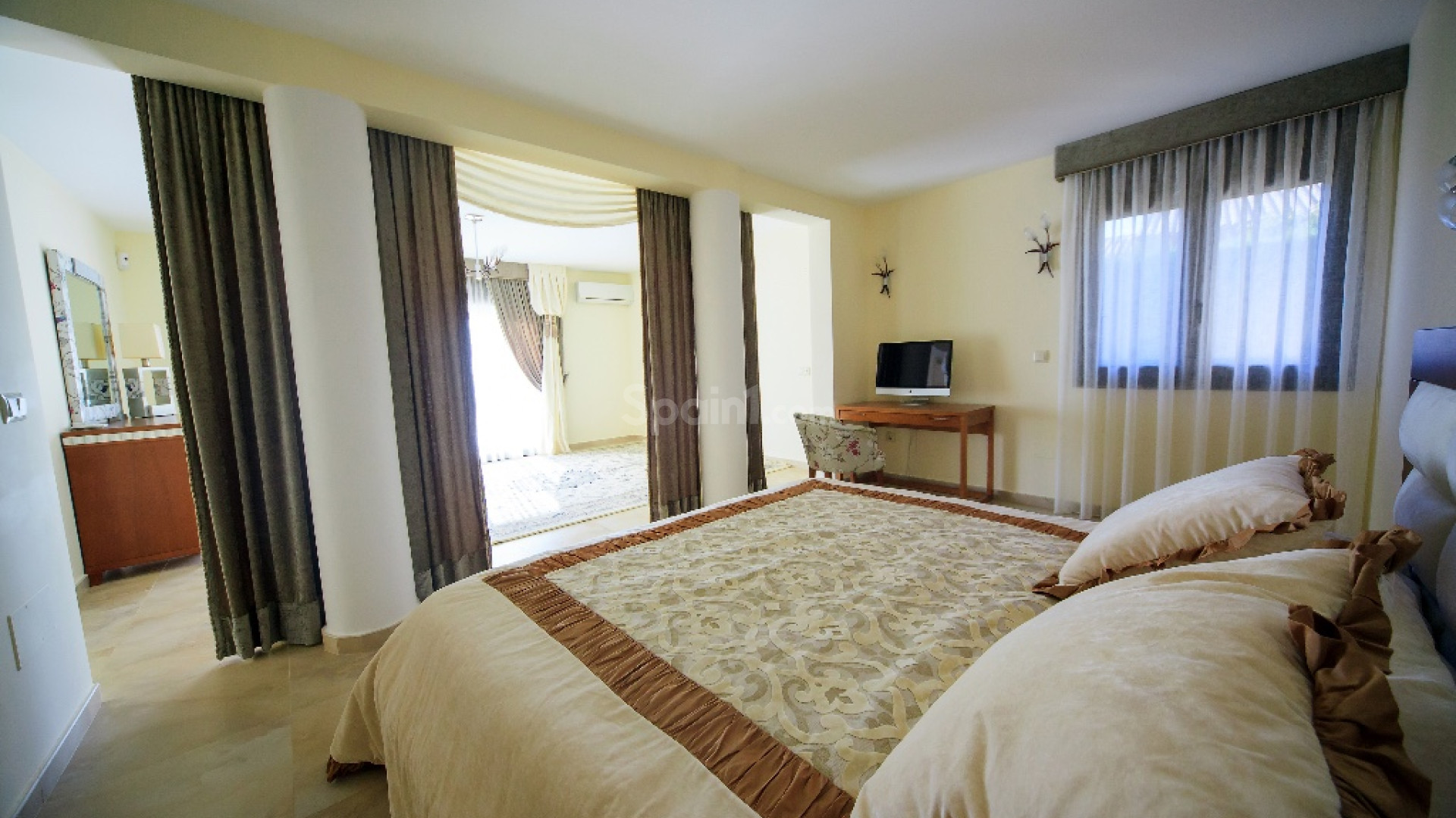 Resale - Villa -
Cabo Roig