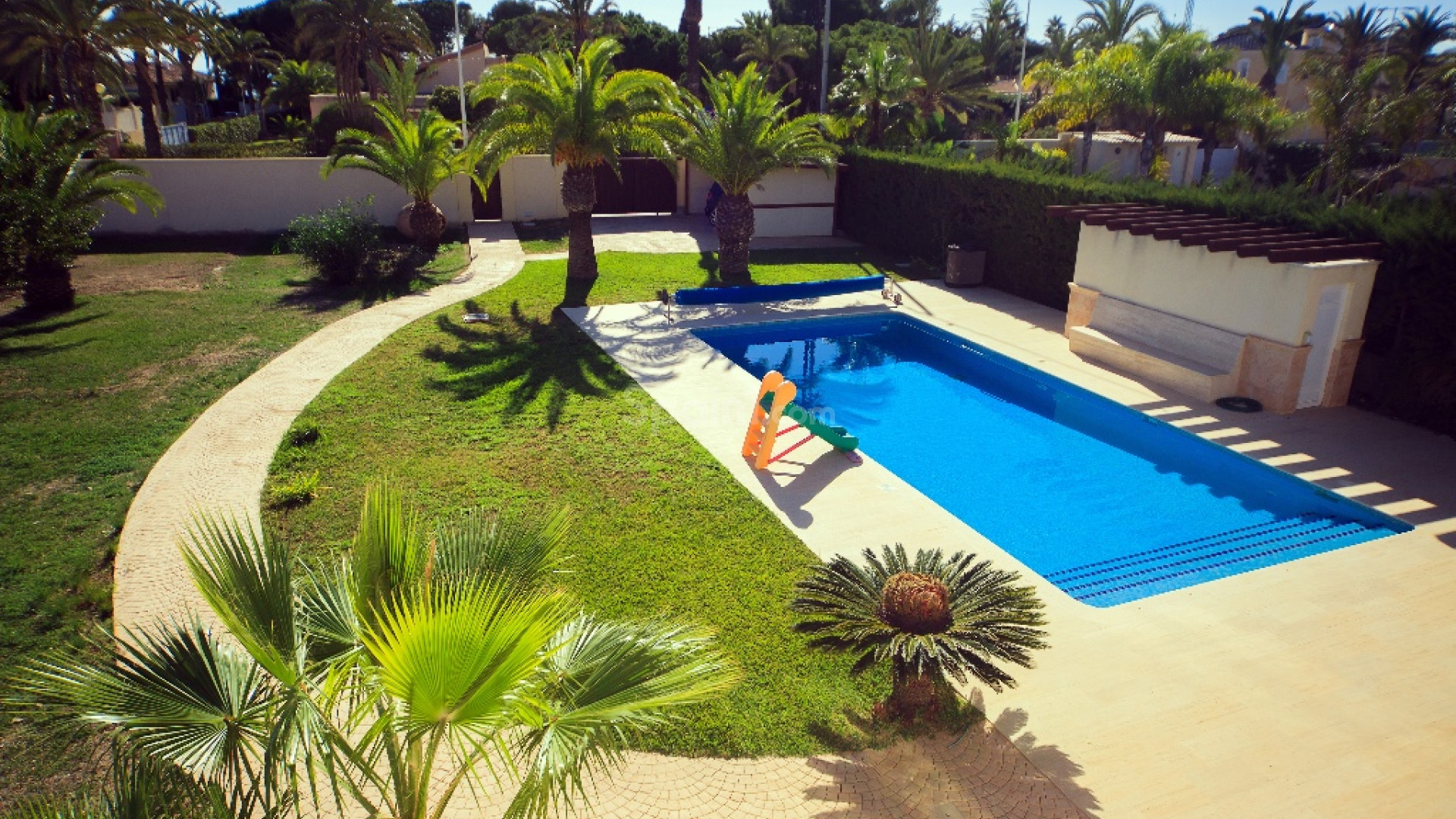Resale - Villa -
Cabo Roig