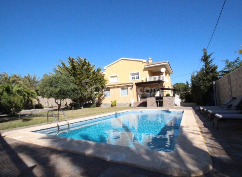 Resale - Villa -
Cabo Roig